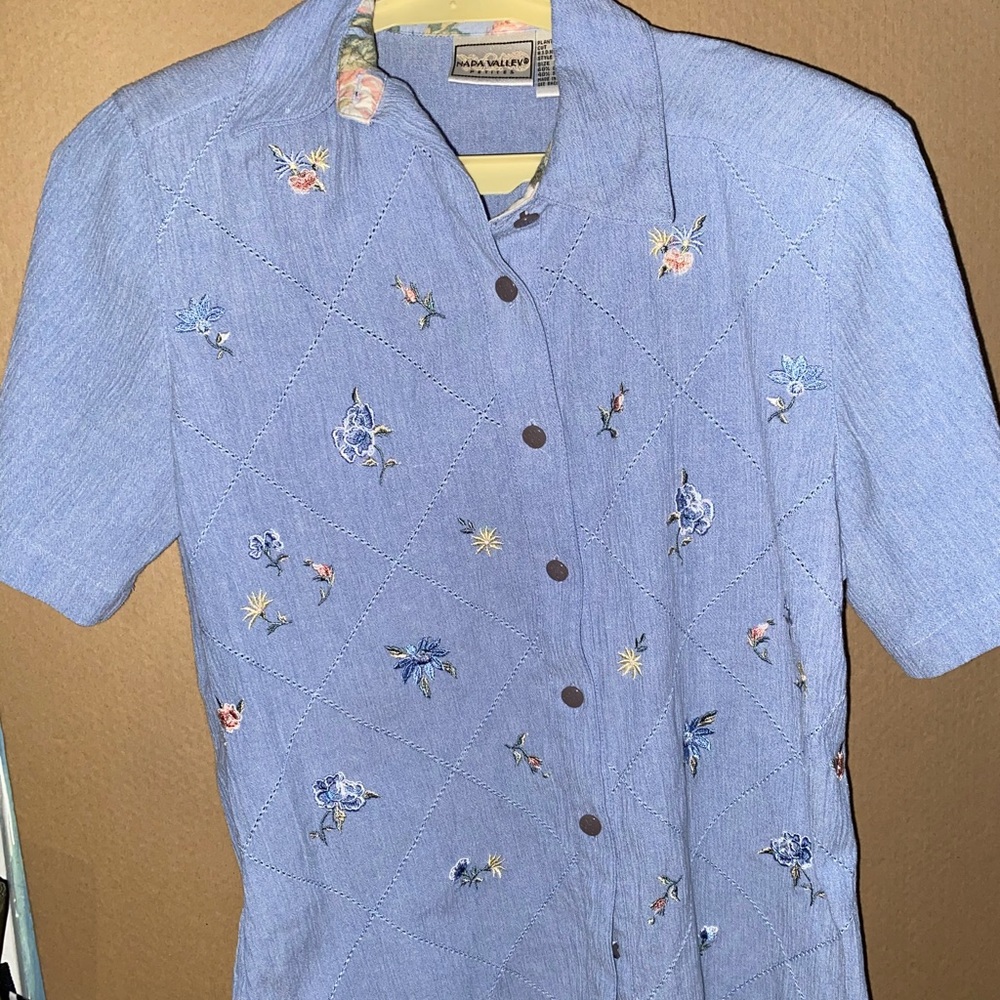 NAPA VALLEY PETITES unisex flower button up.